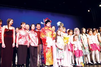 中國(guó)僑網(wǎng)演員和嘉賓合影,。(美國(guó)《僑報(bào)》/朱珊 攝)