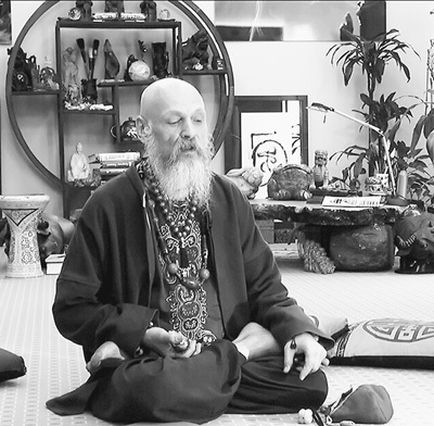 中國僑網(wǎng)魏德漢在頗具中國風(fēng)的辦公室中冥想,。(陳效衛(wèi) 攝)