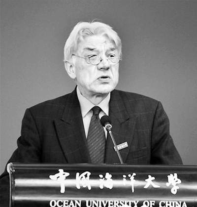 中國(guó)僑網(wǎng)顧彬正在中國(guó)海洋大學(xué)做講座,。