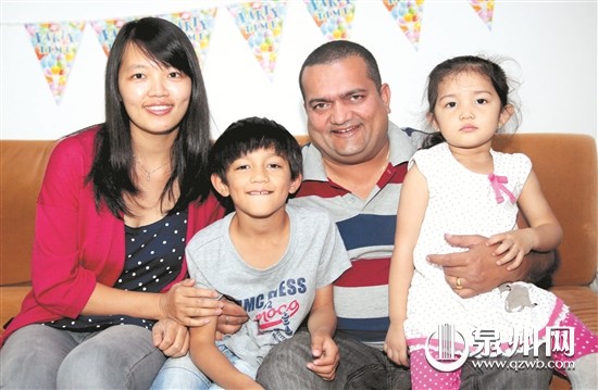 中國僑網(wǎng)Kalpesh定居泉州,做了泉州人女婿,,全家其樂融融,。