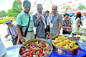 中國僑網(wǎng)順德今年舉辦的美食文化節(jié)上,精美小吃吸引老外的味蕾,。(何波 攝)