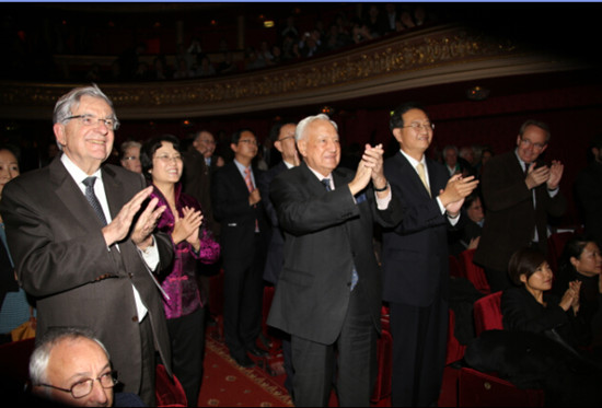 中國(guó)僑網(wǎng)法國(guó)前議長(zhǎng)蓬斯萊,、中國(guó)駐法國(guó)大使翟雋夫人王新霞,、中國(guó)駐法國(guó)使館臨時(shí)代辦鄧勵(lì)等與觀眾起立鼓掌祝賀演出成功。(法國(guó)《歐洲時(shí)報(bào)》/黃冠杰 攝)