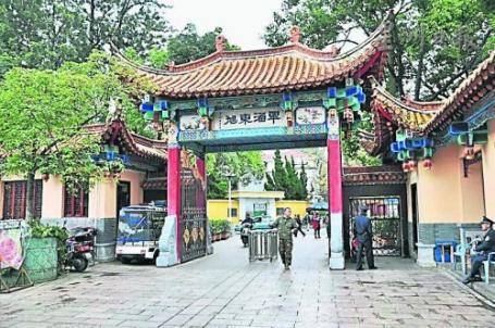中國(guó)僑網(wǎng)華團(tuán)領(lǐng)袖提供中國(guó)的兩款牌樓供建委會(huì)參考,。(馬來西亞《星洲日?qǐng)?bào)》)
