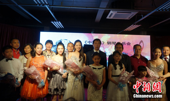中國僑網(wǎng)圖為華裔少年演奏結(jié)束后謝幕,。 莫成雄 攝