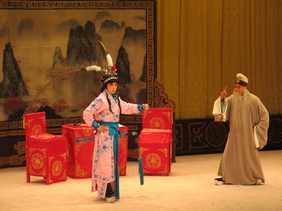 中國僑網(wǎng)李洋所飾演的趙武(左),從張建國所飾演的父親程嬰(右)口中得知自己就是趙氏孤兒的事實,,非常吃驚而悲痛。(美國《世界日報》/許雅鈞 攝)