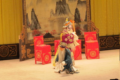 中國僑網(wǎng)張建國所飾演的程嬰(前)及楊燕毅所飾演的魏絳(后)在《趙氏孤兒》中有精彩對手戲,。(美國《世界日報》/許雅鈞 攝)