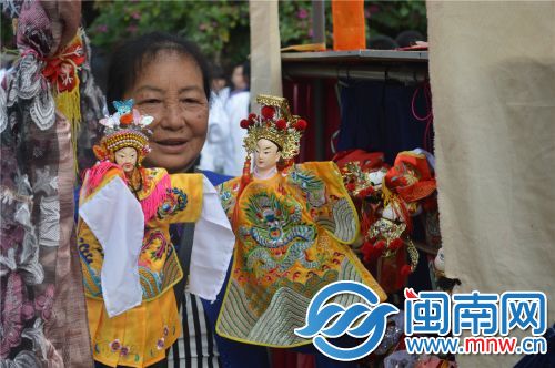 中國(guó)僑網(wǎng)南安羅東鎮(zhèn)紅霞掌中木偶劇團(tuán)的掌門人陳紅霞帶來(lái)掌中木偶表演,。