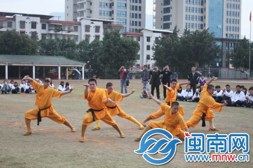 中國(guó)僑網(wǎng)泉州少林寺武僧團(tuán)帶來(lái)了南少林武術(shù)表演,。