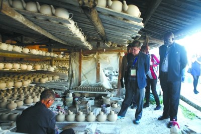中國(guó)僑網(wǎng)外交官參觀陶瓷制作過(guò)程,。(胡夢(mèng)音 攝)