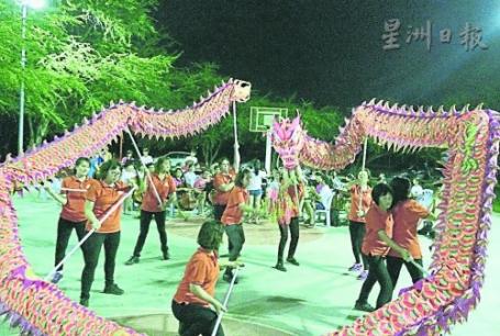 中國僑網(wǎng)千年巾幗龍隊動感澎湃的舞龍表演,。(馬來西亞《星洲日報》)
