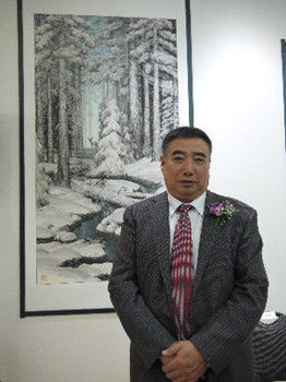 中國(guó)僑網(wǎng)中國(guó)冰雪畫派代表畫家吳國(guó)言。(加拿大《世界日?qǐng)?bào)》/湯唯 攝)