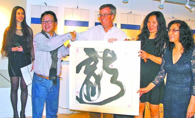 中國(guó)僑網(wǎng)在“隨藝軒”畫廊舉辦的中國(guó)書畫藝術(shù)走進(jìn)加拿大作品展上,渥太華市市長(zhǎng)沃森(右三)與參展的中國(guó)藝術(shù)家以及扈航(右一),、常怡(右二)合影,。(李保東 攝)