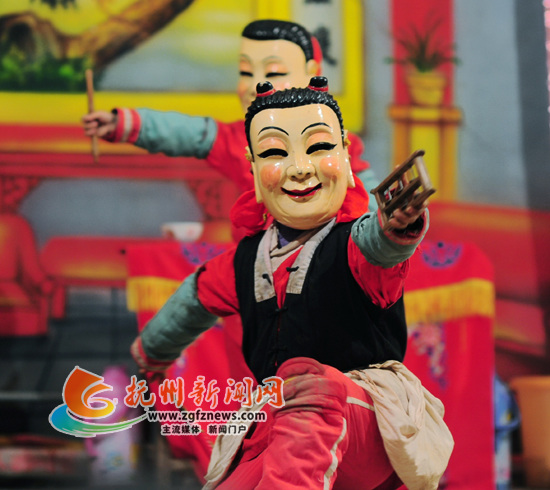 中國僑網(wǎng)孩子跳儺,。(胡新平 攝)