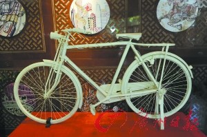 中國僑網(wǎng)現(xiàn)場展示的骨雕作品《自行車》,。(莫偉濃 攝)