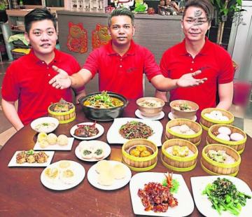 中國僑網(wǎng)莫家豪(左起),、柯添喜及梁力曰3人連手打造美味的點心小炒,,讓食客吃到不一樣的口味,。(馬來西亞《星洲日報》)