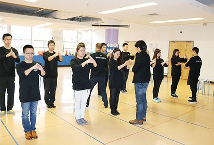 中國僑網(wǎng)華裔青少年們隨著鄭祖杰的動作認真學習詠春拳。(美國《僑報》/鄧凱 攝)