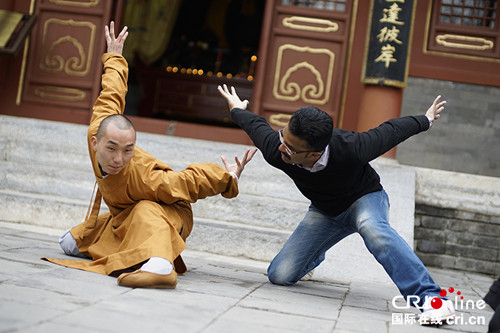 中國僑網(wǎng)圖為阿龍同北京云居寺內(nèi)的僧人切磋中國功夫,。