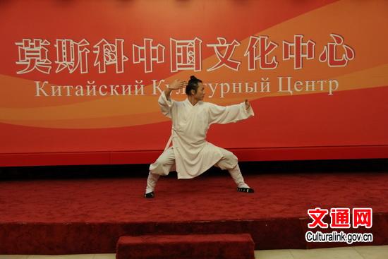 中國(guó)僑網(wǎng)武當(dāng)教練胡立清進(jìn)行武術(shù)表演,。(王劍 攝)