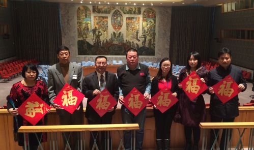 中國僑網(wǎng)馬孟杰向聯(lián)合國中國書會贈送“福”,。(美國《僑報(bào)》)