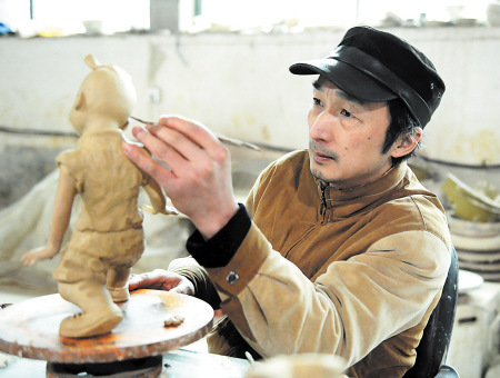 中國(guó)僑網(wǎng)長(zhǎng)沙望城的陶藝大師劉坤庭正在進(jìn)行藝術(shù)創(chuàng)作,。(鄒麟 攝)