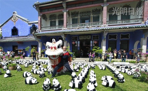 中國僑網(wǎng)大馬獅藝推手蕭斐弘率領(lǐng)醒獅為張弼士故居站的“1600熊貓世界之旅"掀開序幕,。(馬來西亞《光明日報》)