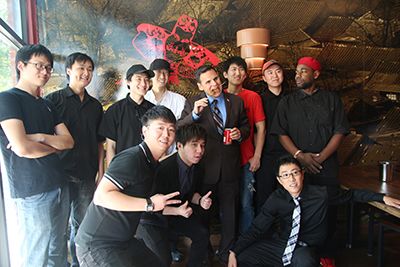 中國(guó)僑網(wǎng)無(wú)二烤肉開業(yè),,摩頓市長(zhǎng)柯廷森(中)蒞臨捧場(chǎng),,與員工們合影。(美國(guó)《僑報(bào)》/王昊 攝)