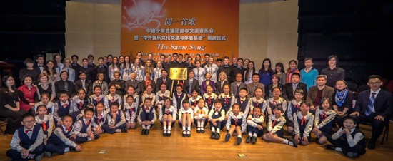 中國僑網(wǎng)演出人員與嘉賓合影,。