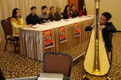 中國(guó)僑網(wǎng)豎琴家陳德安以2014年在意大利所挑選,、價(jià)值7萬(wàn)元,、琴身部分為真金、共有47根琴弦所制的豎琴,,演奏拉威爾引子與快板,。(加拿大《世界日?qǐng)?bào)》/葛健生 攝)