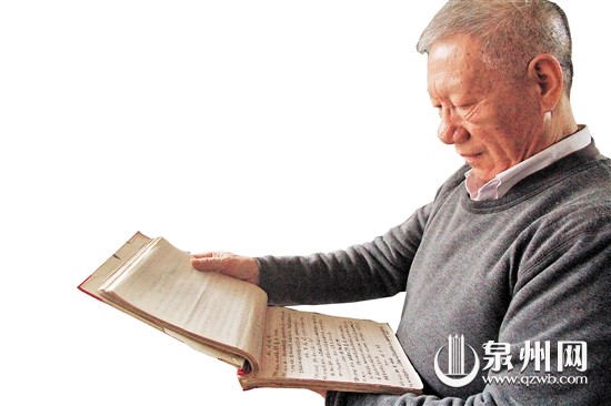 中國僑網(wǎng)老人時常拿出手抄菜譜反復(fù)研究,。