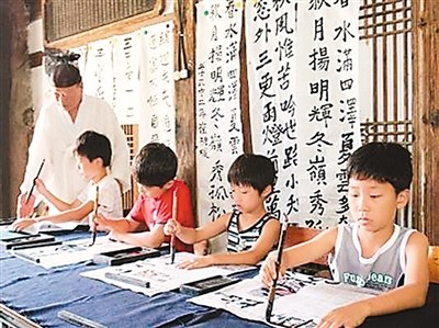 中國僑網(wǎng)圖為韓國小學生練習漢字書法,。