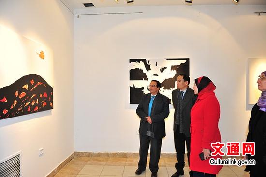 中國僑網(wǎng)嘉賓一同欣賞畫展。(高峰 攝)