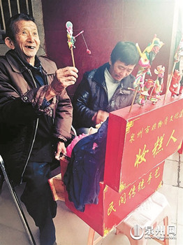 中國僑網(wǎng)父子倆一起制作“妝糕人”,。(陳秋芳 攝)