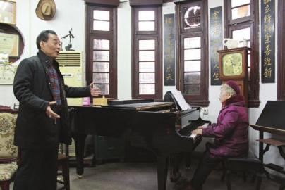 中國僑網(wǎng)夏正奎加緊練習(xí)將在美國表演的歌曲。(王漫 攝影)