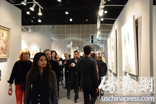 中國(guó)僑網(wǎng)洛杉磯的藝術(shù)愛好者在洛杉磯藝術(shù)展上瀏覽中國(guó)展的藝術(shù)品。(美國(guó)《僑報(bào)》/夏嘉 攝)