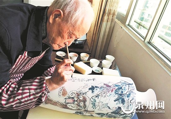 中國僑網(wǎng)鄭福生克服種種困難,在德化白瓷上畫老虎,。(陳曉東 攝)