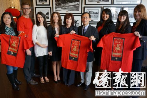 中國僑網(wǎng)文化參贊車兆和(右四),、首席執(zhí)行官瓦格納(右五)在2015“歡樂春節(jié)·魅力北京” 中國年慶?;顒由吓c與會代表合影,。(美國《僑報》/邱晨 攝)