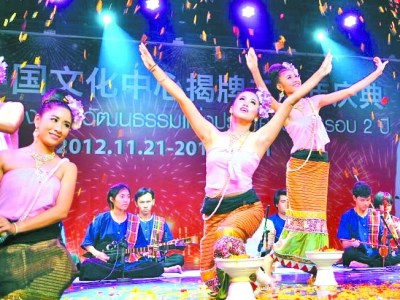 中國僑網(wǎng)曼谷中國文化中心成立兩周年慶典活動上的精彩文藝演出,。(畢尚宏 攝)