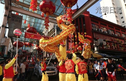 中國(guó)僑網(wǎng)春意漸濃的茨廠街在大清晨迎來(lái)舞獅舞龍隊(duì)伍,,為2015年農(nóng)歷新年敲起了春的祝福,。(馬來(lái)西亞《光明日?qǐng)?bào)》)