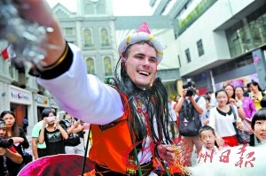 中國僑網(wǎng)外國人士在佛山過年其實(shí)可以很精彩,。(張宇杰 陳楓 攝)