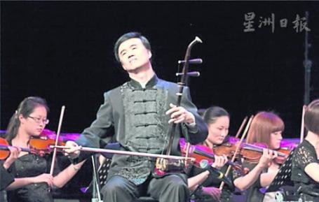中國僑網朱昌耀全神貫注的投入在演奏中神情,。(馬來西亞《星洲日報》)