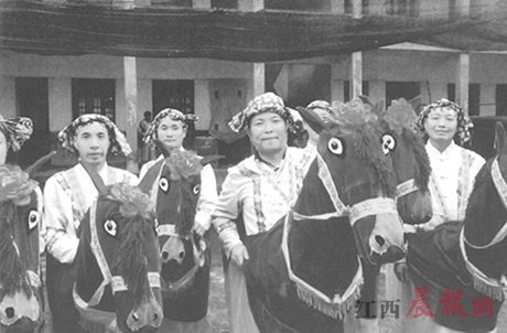 中國僑網(wǎng)每到大年初一,,貴溪樟坪畬族鄉(xiāng)就開始跳起馬燈舞,。
