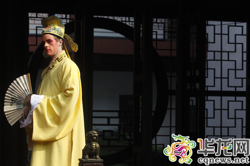 中國僑網(wǎng)經(jīng)過老師的指點,,玄易風走上舞臺感受川劇表演的魅力,。(李靖 攝)