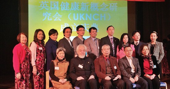 中國(guó)僑網(wǎng)參會(huì)嘉賓與研究會(huì)全體工作人員合影,。(法國(guó)《歐洲時(shí)報(bào)》英國(guó)版/王婷舒 攝)