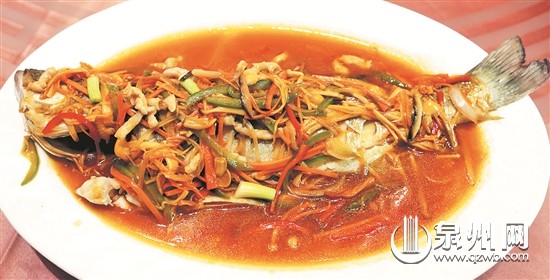 中國(guó)僑網(wǎng)可同時(shí)品嘗到酸甜調(diào)味及魚(yú)肉鮮甜的手工菜“五柳魚(yú)”。