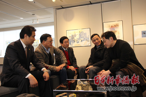 中國僑網“東京新畫派”代表金醒石(右一)等同安徽省美協(xié)領導商討攜手推動中日文化交流,。(日本新華僑報網 供圖)