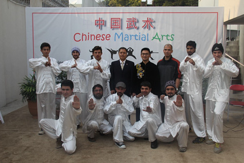 中國僑網(wǎng)中國駐巴基斯坦文化參贊張英保,武術(shù)老師張健勇(右四)等與學(xué)員們親切合影。(徐偉 攝)