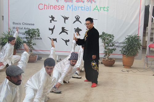 中國僑網(wǎng)武術(shù)老師張健勇現(xiàn)場指導(dǎo)學(xué)員動作,。(徐偉 攝)