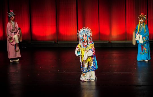 中國僑網(wǎng)中國京劇表演藝術(shù)家孫萍(中)、葉金森(右)在維利·安納伯格表演藝術(shù)中心演出京劇《貴妃醉酒》片段。(張超群 攝)