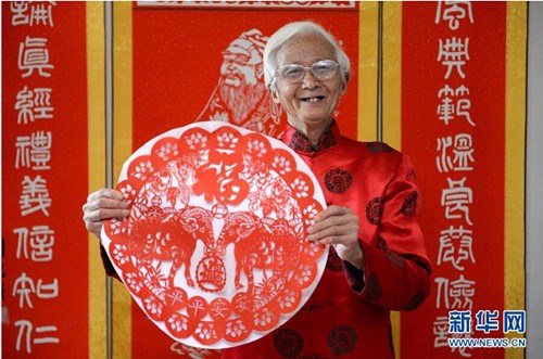 中國僑網(wǎng)劉紀甫展示為新年創(chuàng)作的剪紙作品《雙羊送?!?。(萬象 攝)