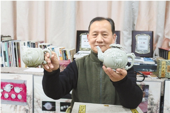 中國僑網(wǎng)陳景煒,,浙江溫州市甌窯學(xué)會會長,,永嘉甌窯陶瓷研究所所長,,浙江省陶瓷協(xié)會副會長,,甌窯“非遺”傳人,。